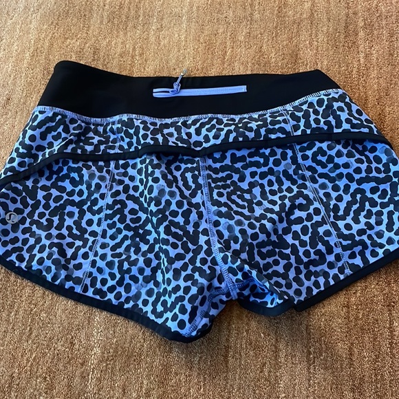 Lululemon speed up lined 2.5” shorts size 4 - Picture 2 of 4